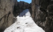 04 Scendiamo il piccolo gradino roccioso, andiamo a visitarlo...